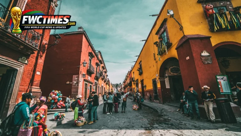 Mexico City urban landscape during the announcement of school closures for World Cup 2026