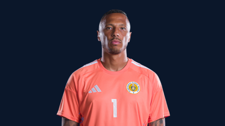 Eloy Room wearing the Curaçao goalkeeper shirt
